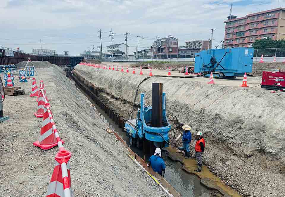 護岸基礎工　鋼矢板圧入状況