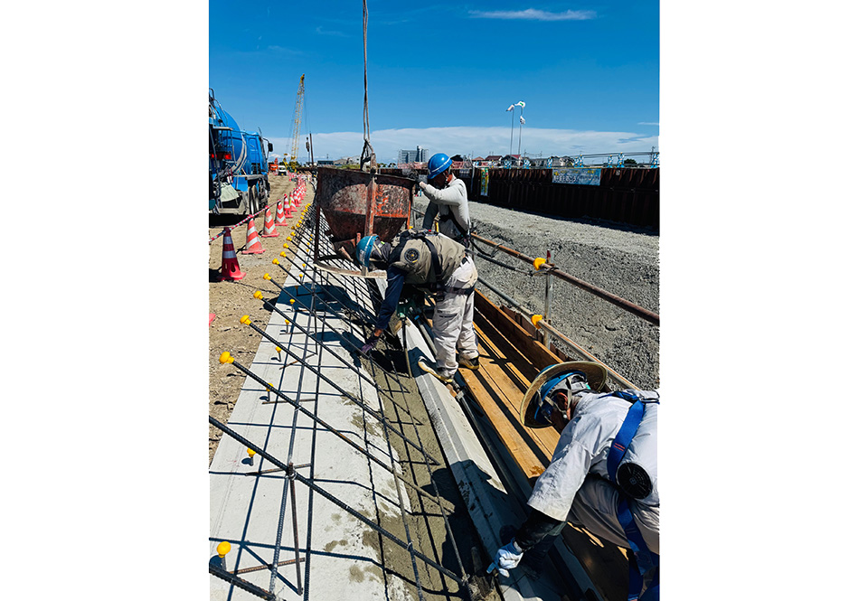 プレキャスト擁壁　中詰コンクリート打設