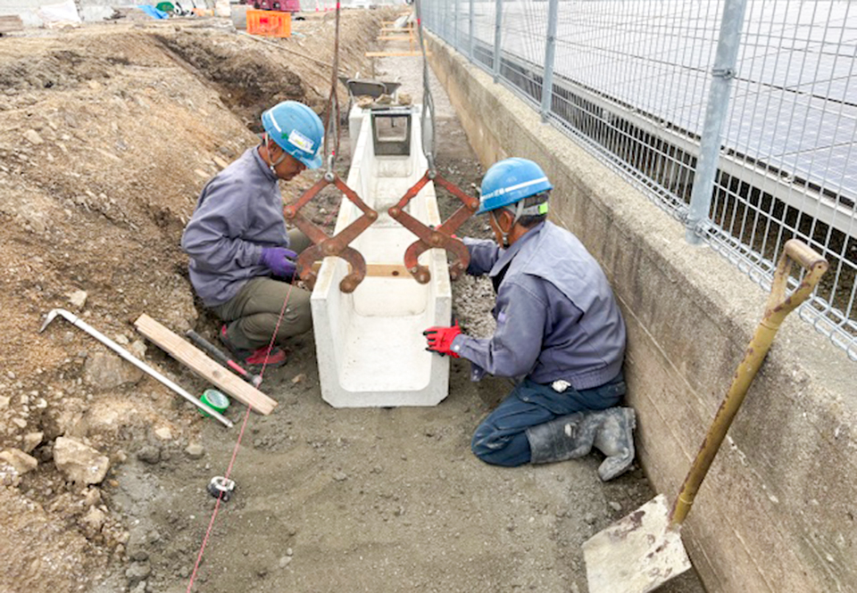 排水構造物工　　水路据付