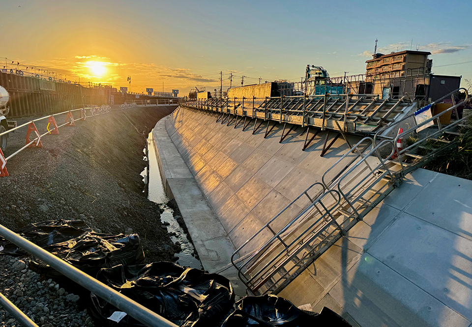 下流側から現場を望む